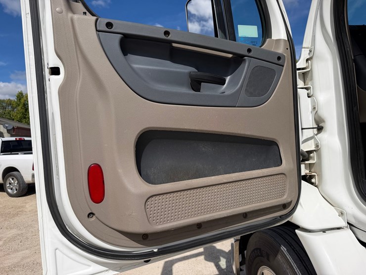#1608-•-2019-freightliner-cascadia-single-axle-day-cab-image-27