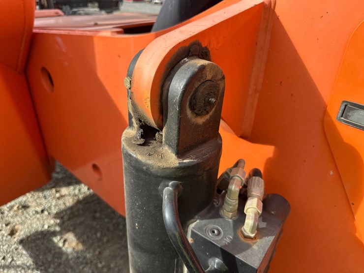 2019-jlg-8042-image-22
