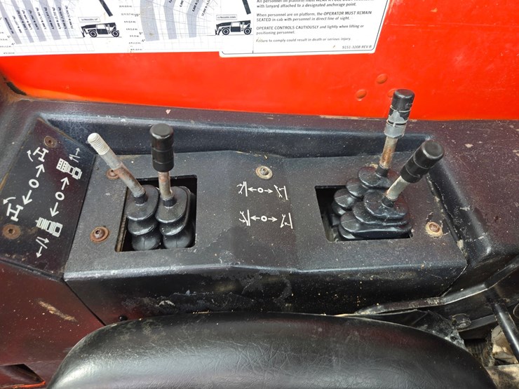 2010-jlg-g10-55a-image-41