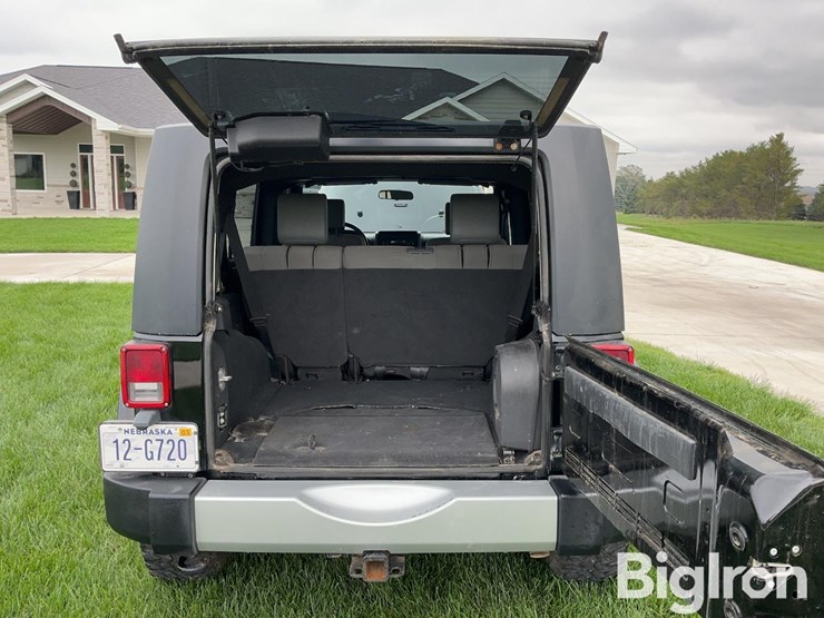 2010-jeep-wrangler-unlimited-sahara-image-15