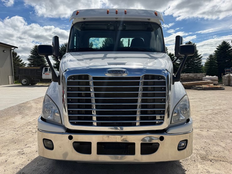 #1608-•-2019-freightliner-cascadia-single-axle-day-cab-image-8