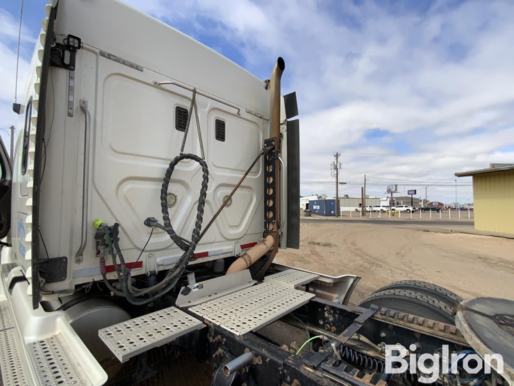 2010-freightliner-cascadia-125-image-10