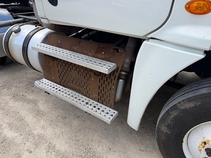 #1607-•-2015-freightliner-cascadia-day-cab-truck-tractor-image-20