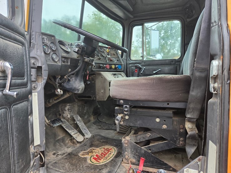 1994-mack-rd688s-image-40