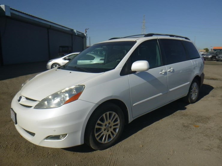 2009-toyota-sienna-image-1