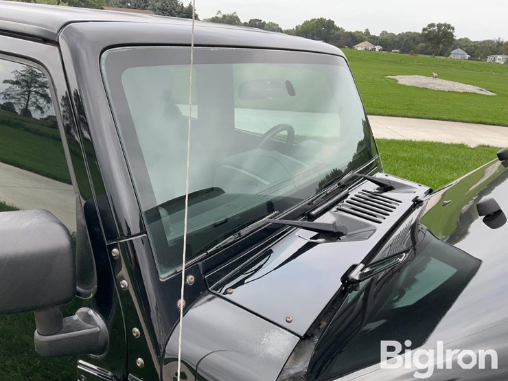 2010-jeep-wrangler-unlimited-sahara-image-10