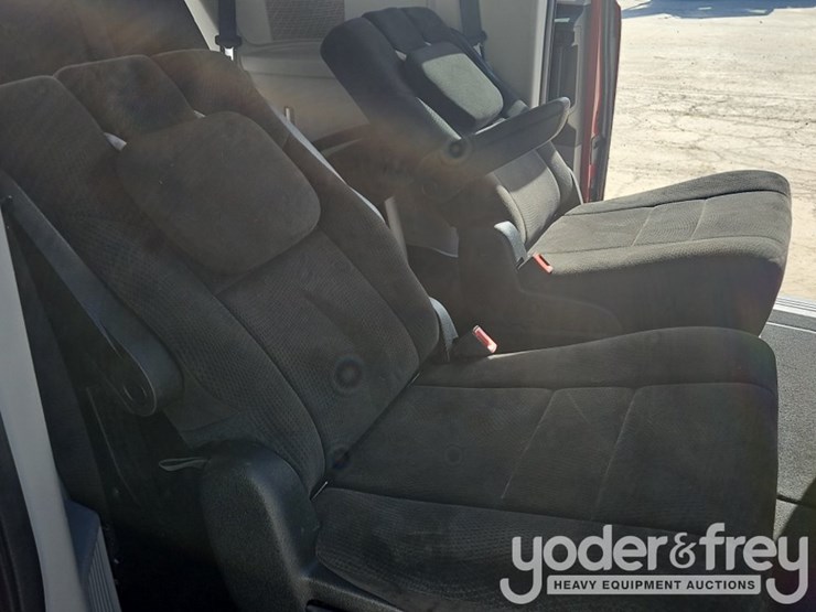 2012-dodge-grand-caravan-image-38