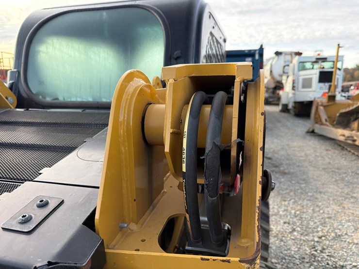 2023-caterpillar-226d3-image-28