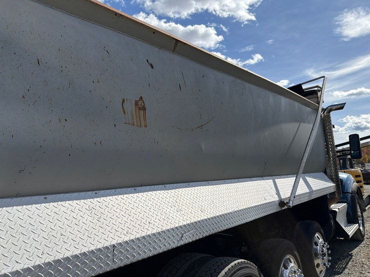 2016-kenworth-t880-image-33
