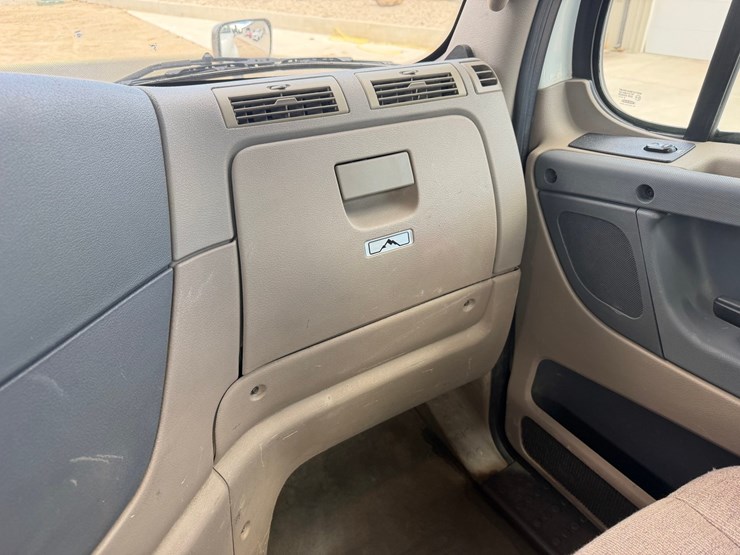 #1607-•-2015-freightliner-cascadia-day-cab-truck-tractor-image-30