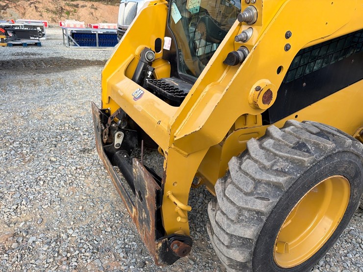 2023-caterpillar-226d3-image-16