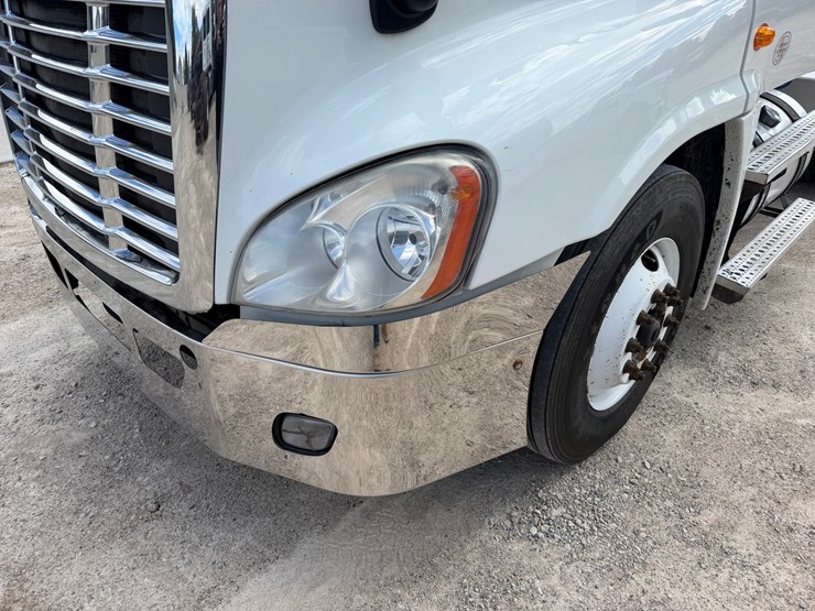 #1607-•-2015-freightliner-cascadia-day-cab-truck-tractor-image-9