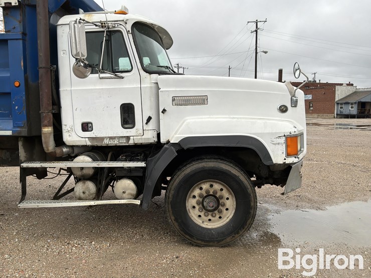 1999-mack-cl713-image-13