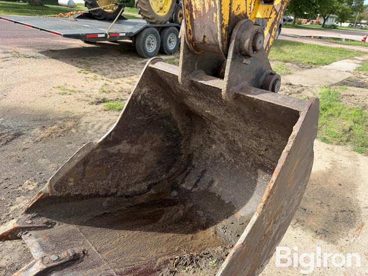 new-holland-ec35-image-16