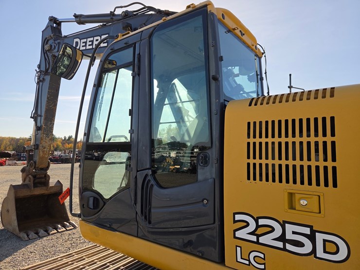 deere-225d-lc-image-50