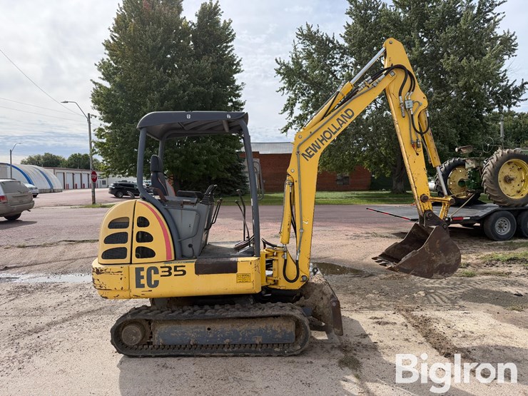 new-holland-ec35-image-4