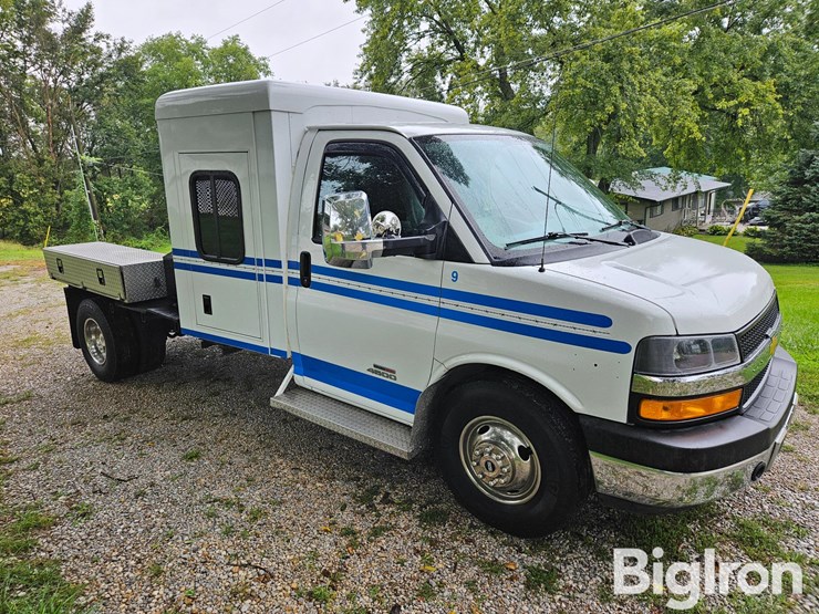 2013-chevrolet-express-g4500-image-3