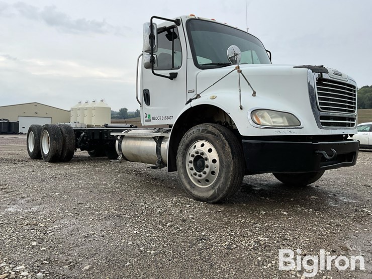 2010-freightliner-business-class-m2-112-image-3