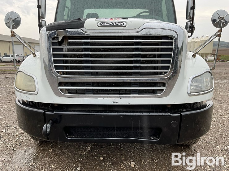 2010-freightliner-business-class-m2-112-image-11