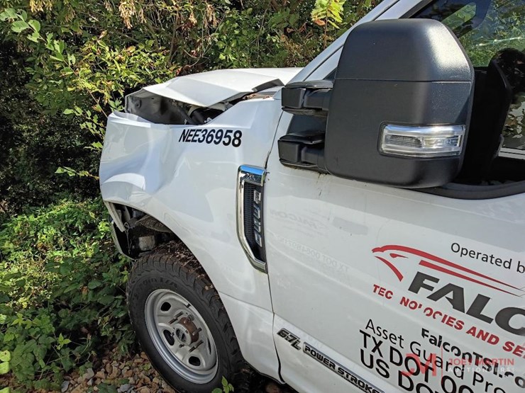 2022-ford-f350-xl-image-3
