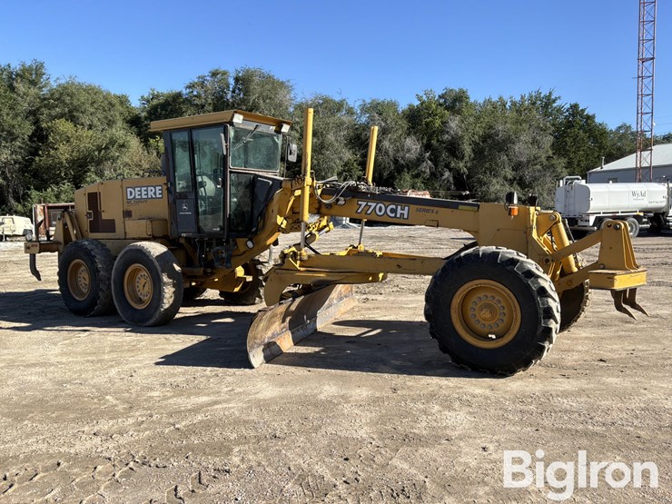 2003-deere-770ch-image-3