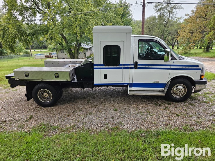 2013-chevrolet-express-g4500-image-4