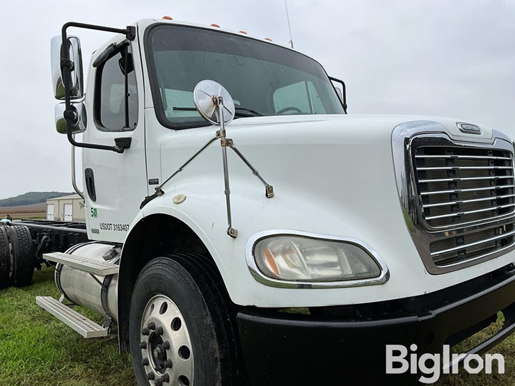 2010-freightliner-business-class-m2-112-image-10