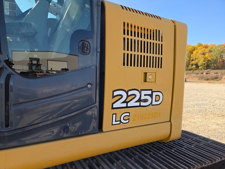 deere-225d-lc-image-34