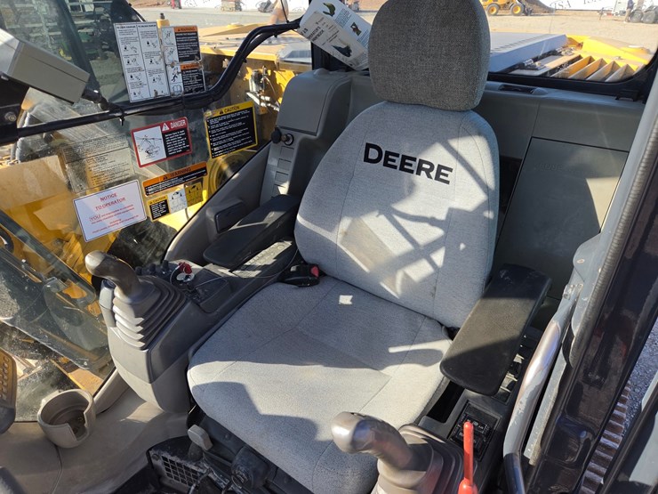 deere-225d-lc-image-53