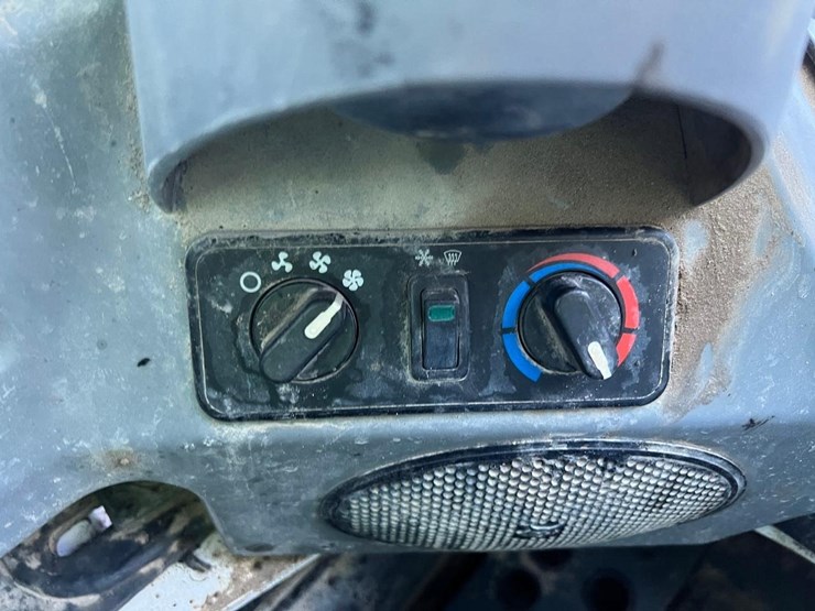 2022-bobcat-t740-image-21