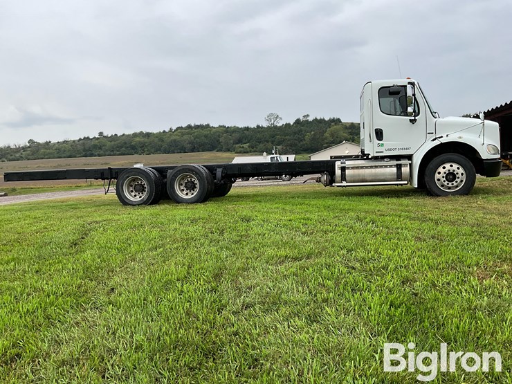 2010-freightliner-business-class-m2-112-image-4