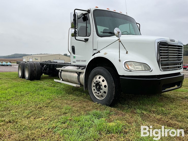 2010-freightliner-business-class-m2-112-image-3