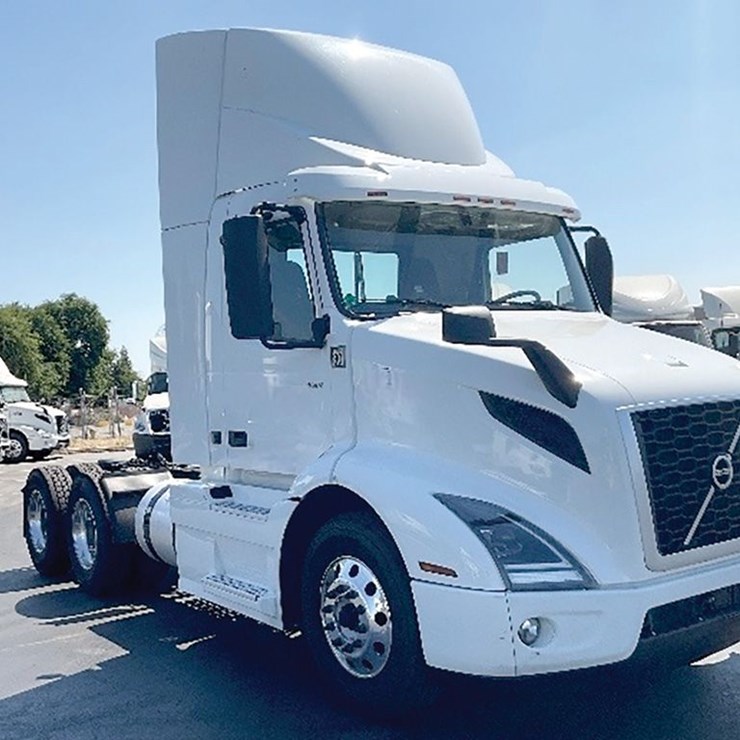 2020 VOLVO VNR300