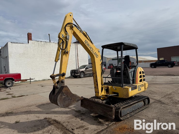 new-holland-ec35-image-1