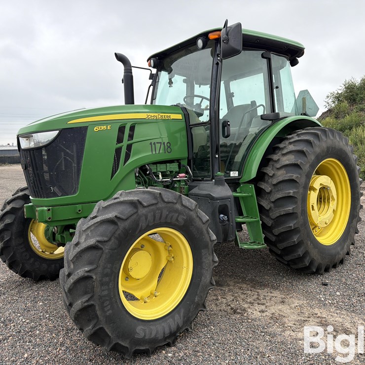 2019 JOHN DEERE 6135E
