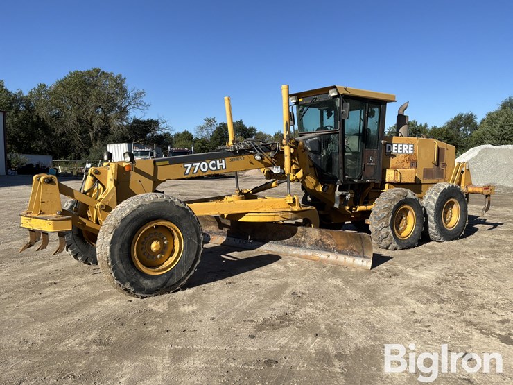 2003-deere-770ch-image-1