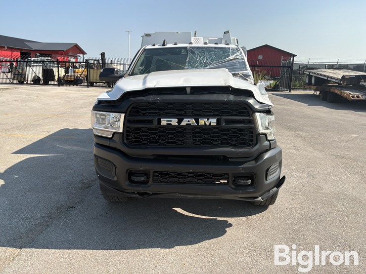 2022-dodge-3500-image-2