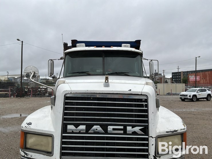 1999-mack-cl713-image-10
