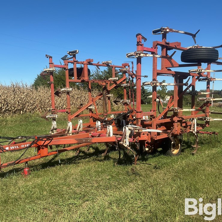 Wil-Rich 4640 Field Cultivator