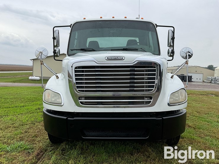 2010-freightliner-business-class-m2-112-image-2