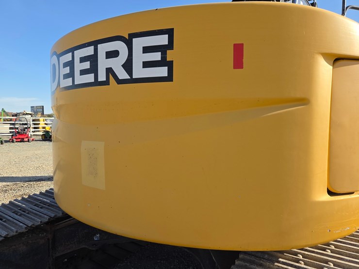 deere-225d-lc-image-38