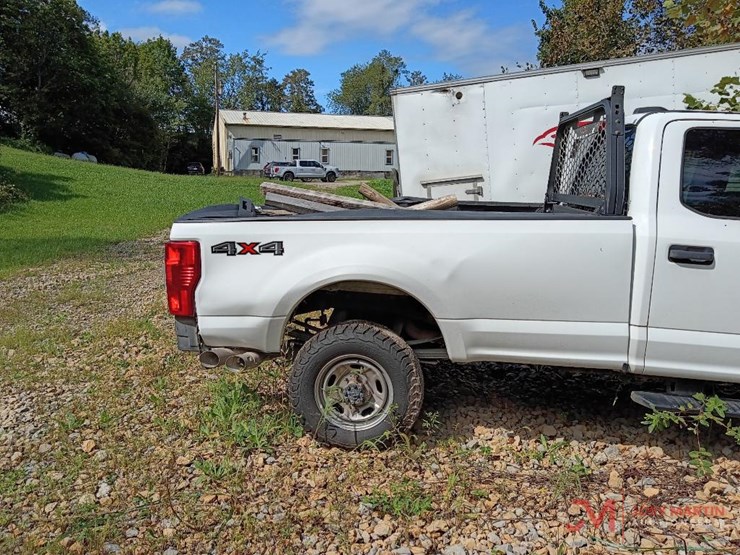 2022-ford-f350-xl-image-1
