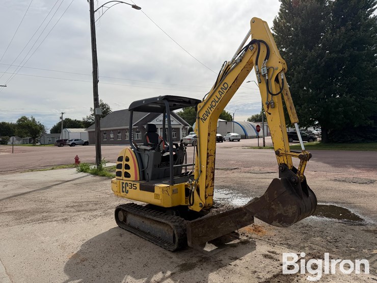 new-holland-ec35-image-3