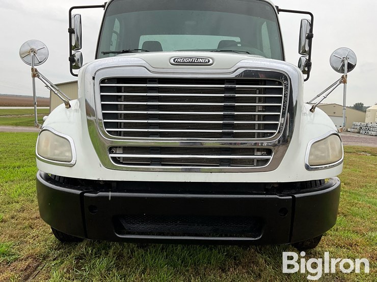 2010-freightliner-business-class-m2-112-image-11