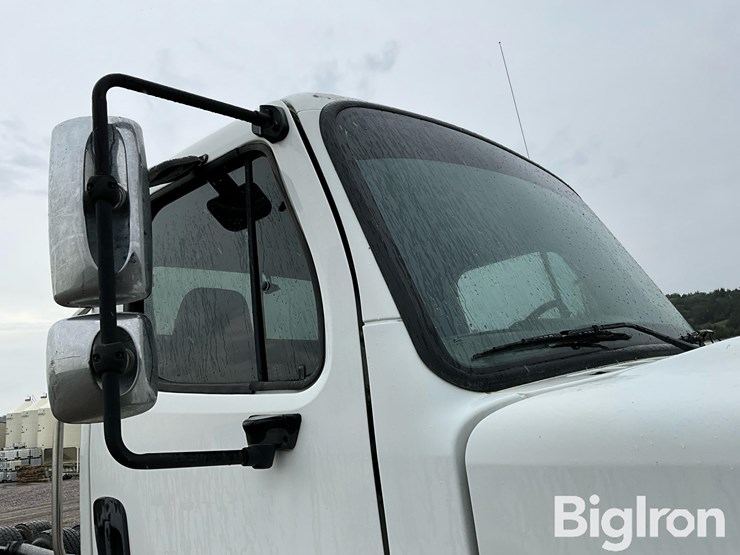 2010-freightliner-business-class-m2-112-image-20