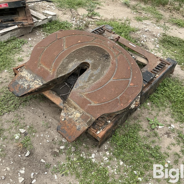 Adjustable 5th Wheel Plate