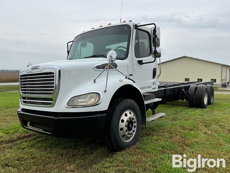 2010-freightliner-business-class-m2-112-image-1