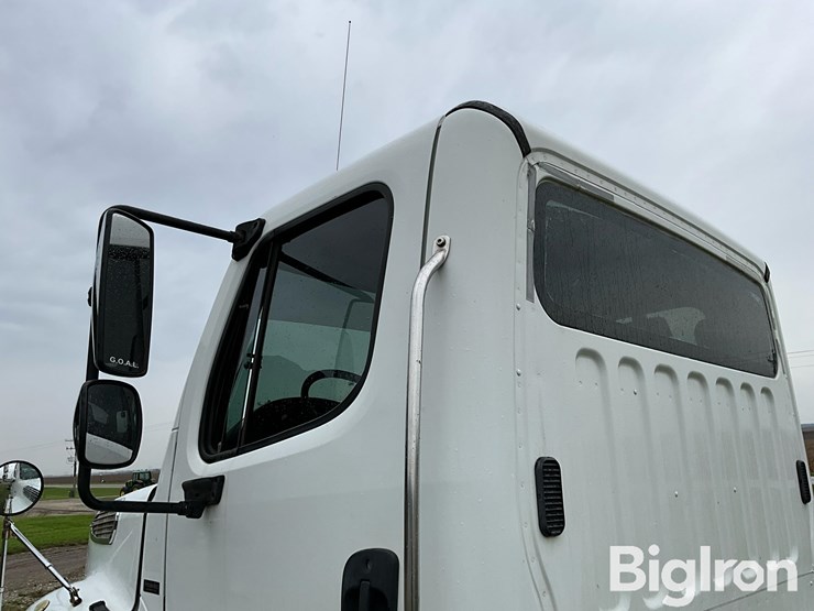 2010-freightliner-business-class-m2-112-image-16