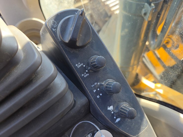deere-225d-lc-image-60