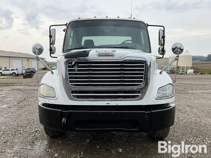 2010-freightliner-business-class-m2-112-image-2